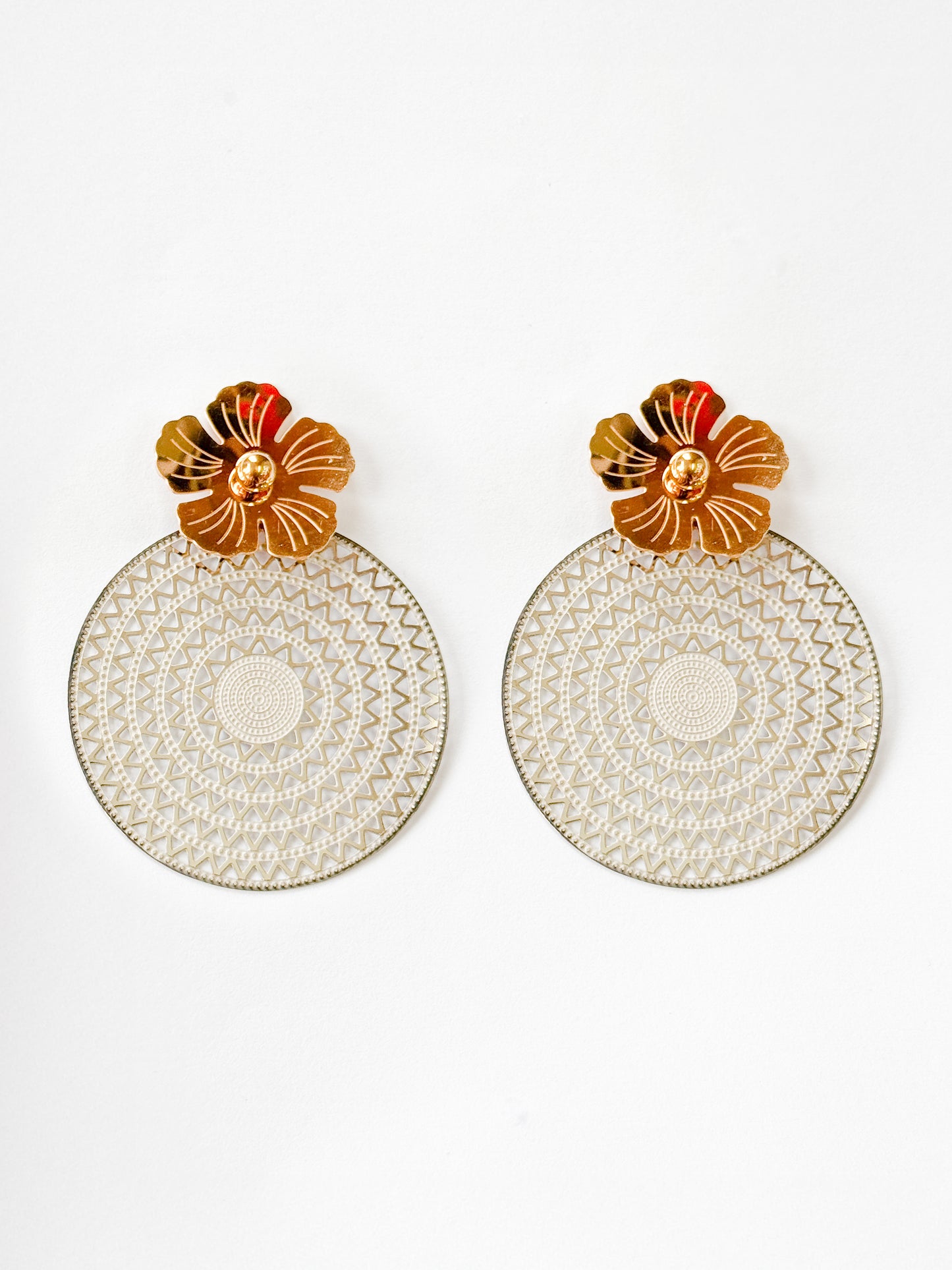Aretes circulares tejidos con flor