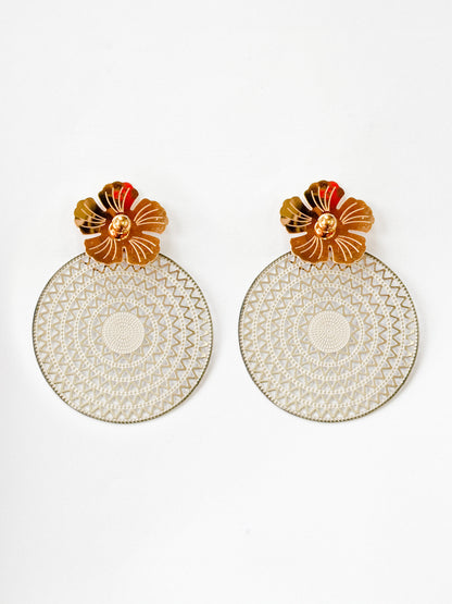 Aretes circulares tejidos con flor