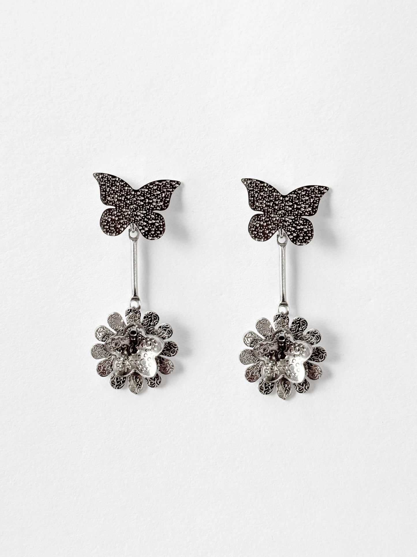 Aretes en mariposa con flor colgante