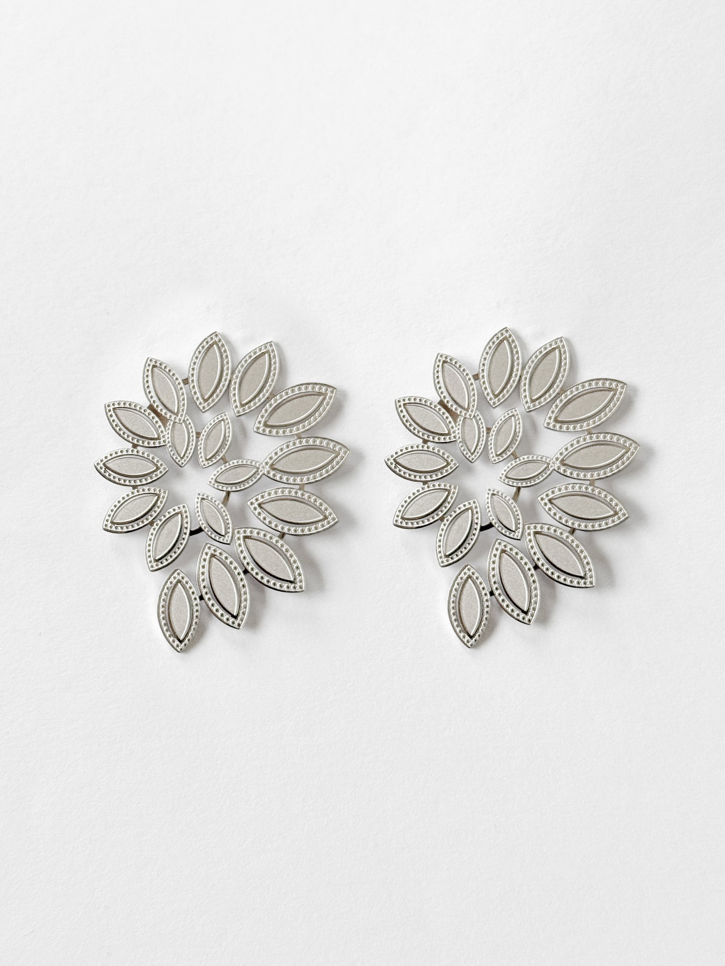 Aretes hojas en caracol