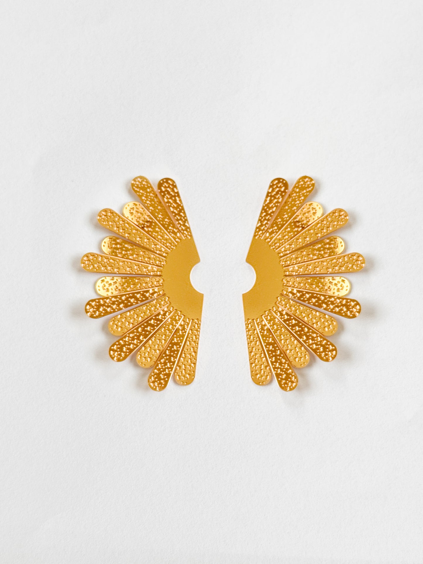 Aretes pétalos a la mitad