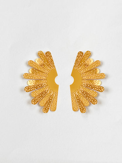 Aretes pétalos a la mitad