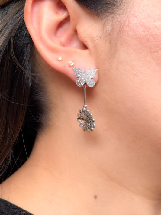 Aretes en mariposa con flor colgante
