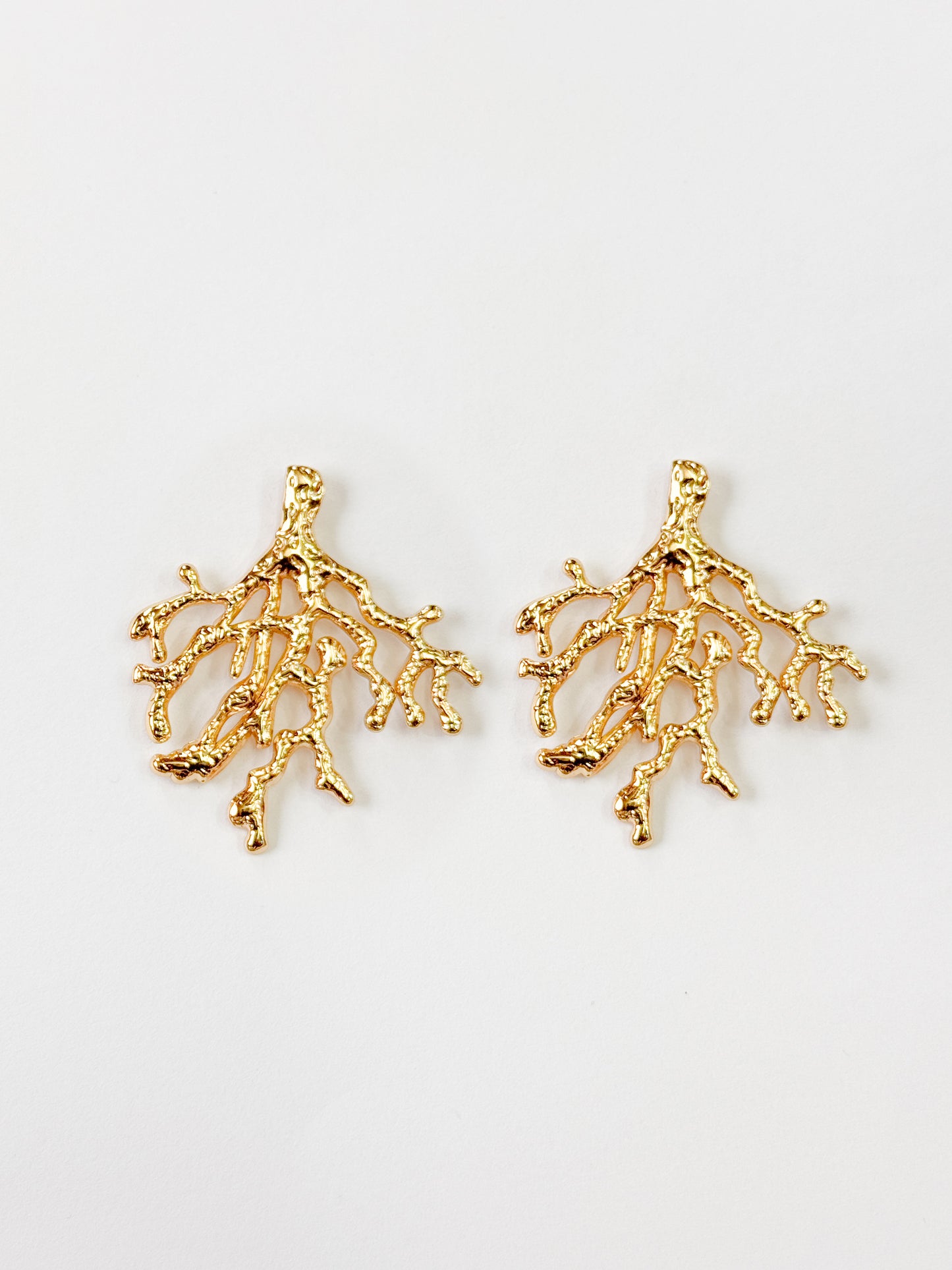 Aretes raíces doradas