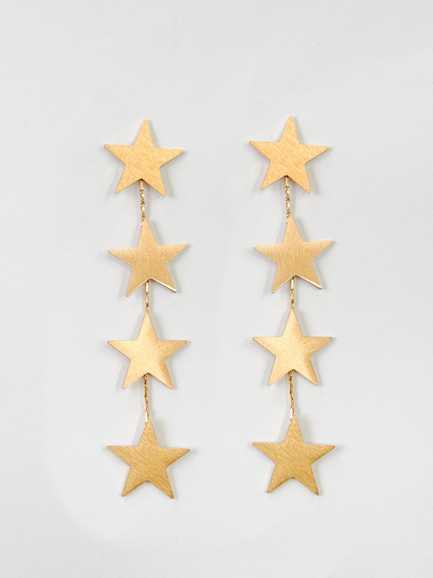 Aretes con estrellas colgando