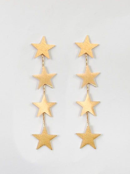 Aretes con estrellas colgando