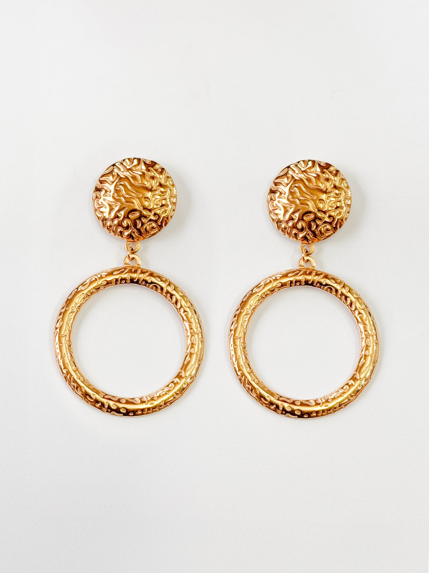 Arete circulo texturizado con colgante circular