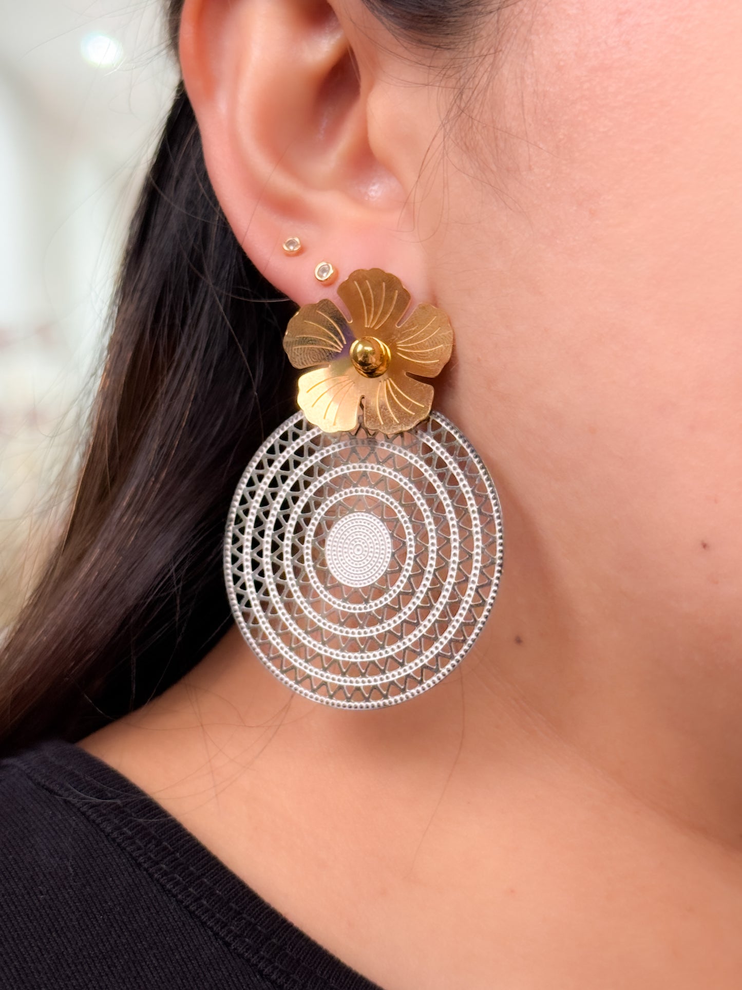Aretes circulares tejidos con flor