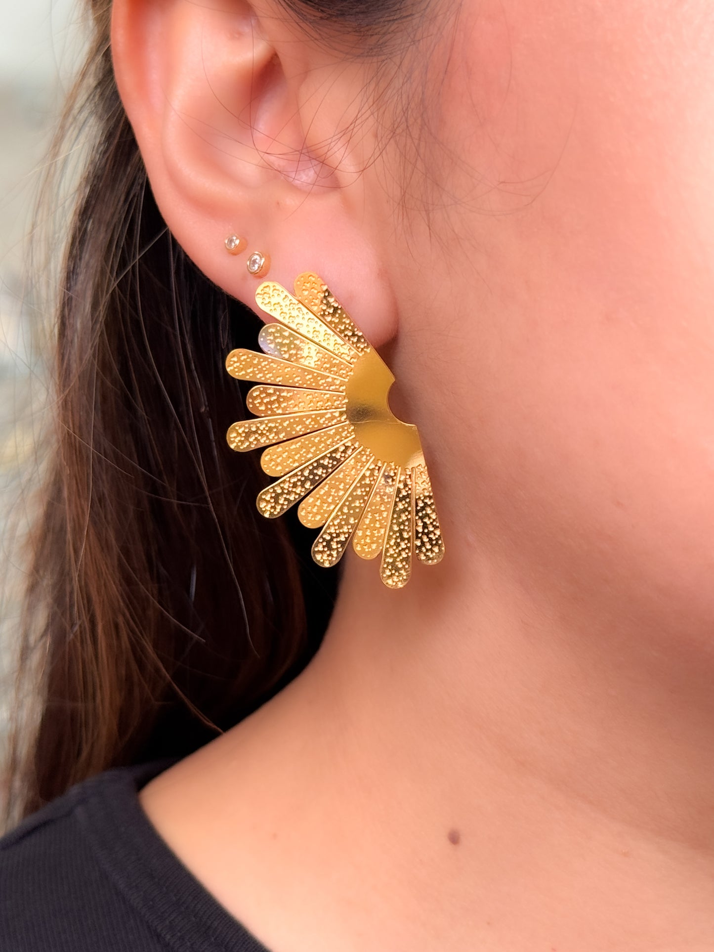 Aretes pétalos a la mitad