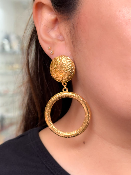 Arete circulo texturizado con colgante circular