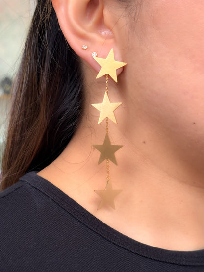 Aretes con estrellas colgando