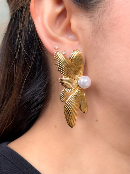 Aretes media flor en perla