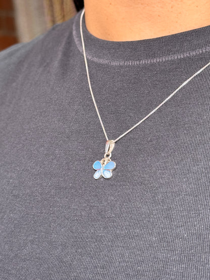 Cadena con mariposa de color