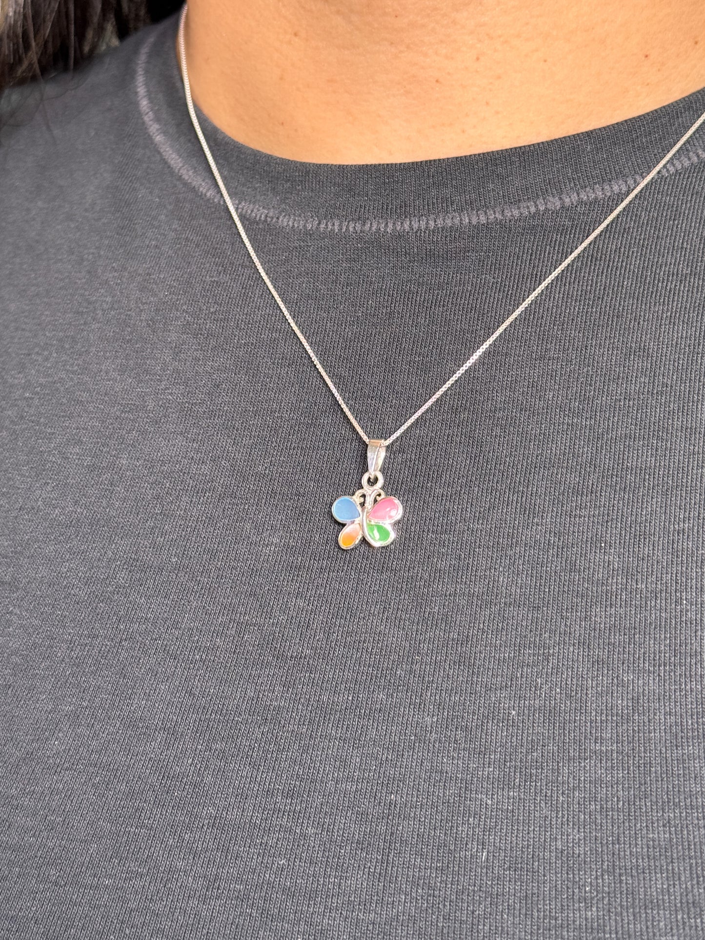 Cadena con mariposa de color