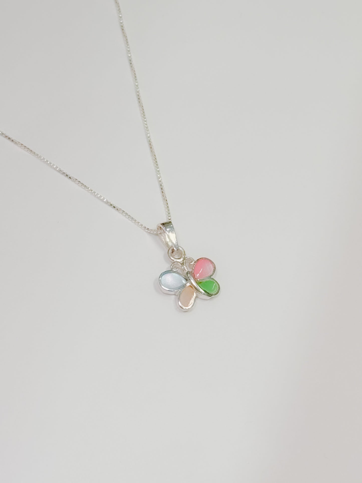 Cadena con mariposa de color