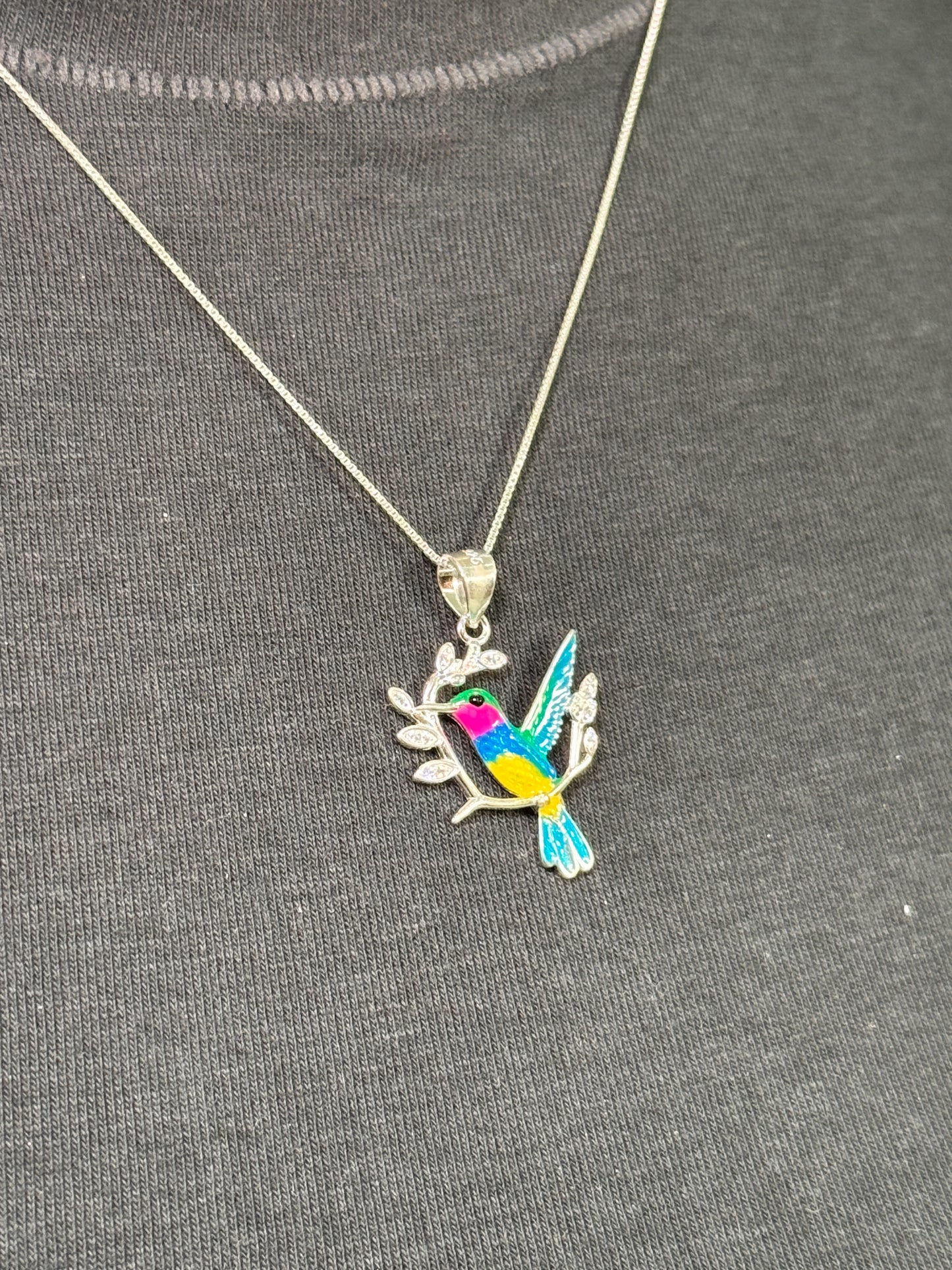 Cadena colibrí en ramas