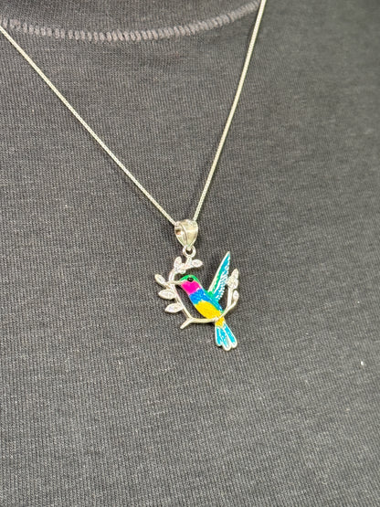 Cadena colibrí en ramas