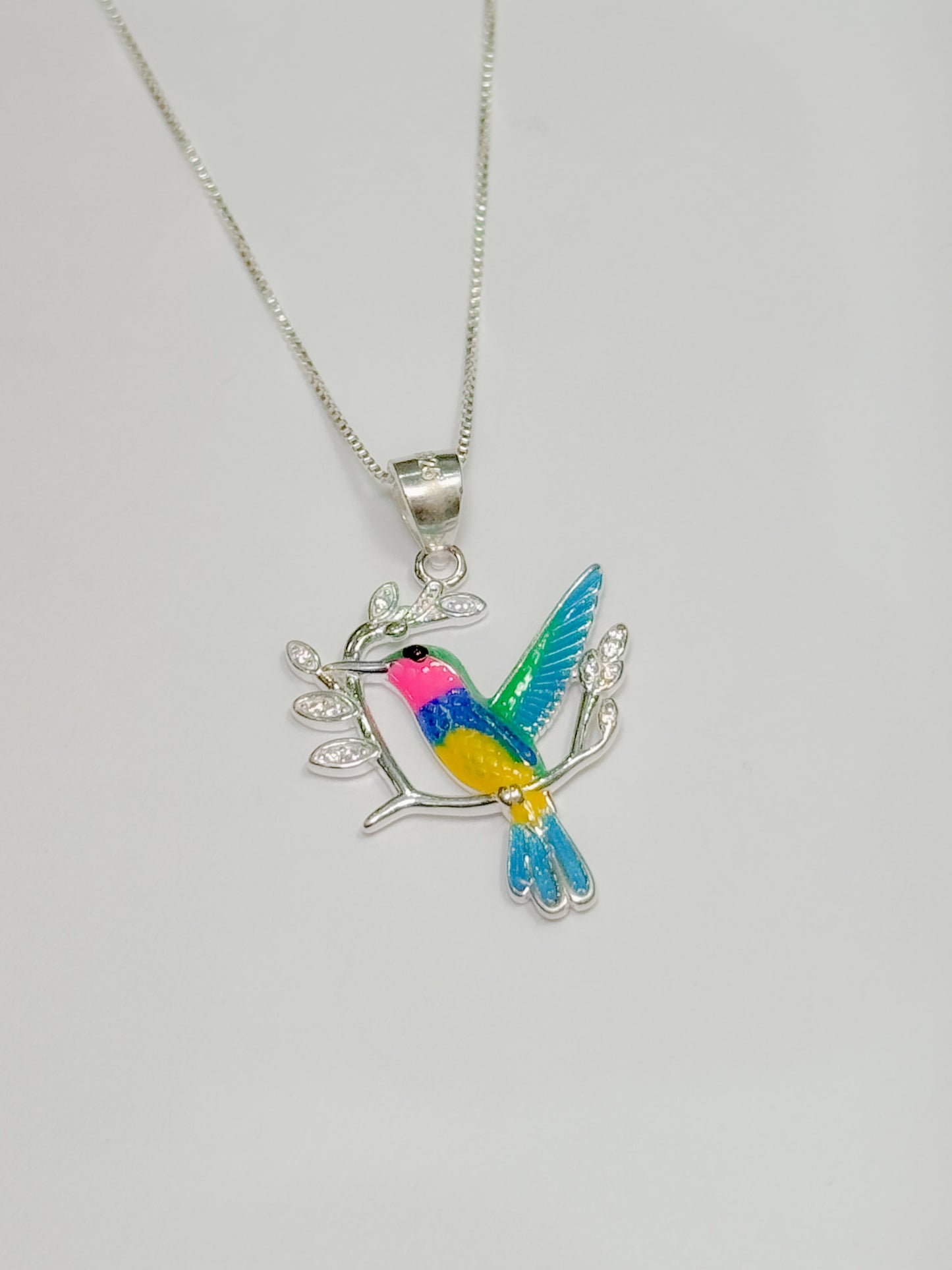 Cadena colibrí en ramas