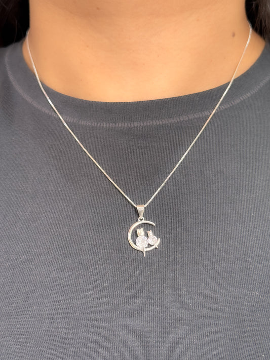 Juego de gatos en luna