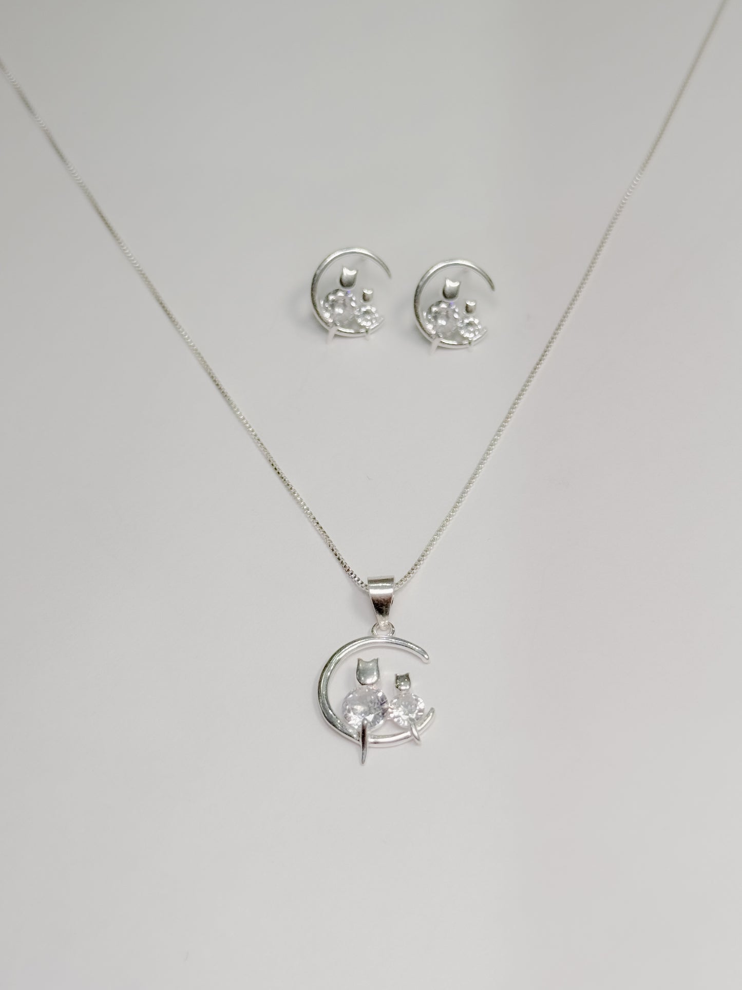 Juego de gatos en luna