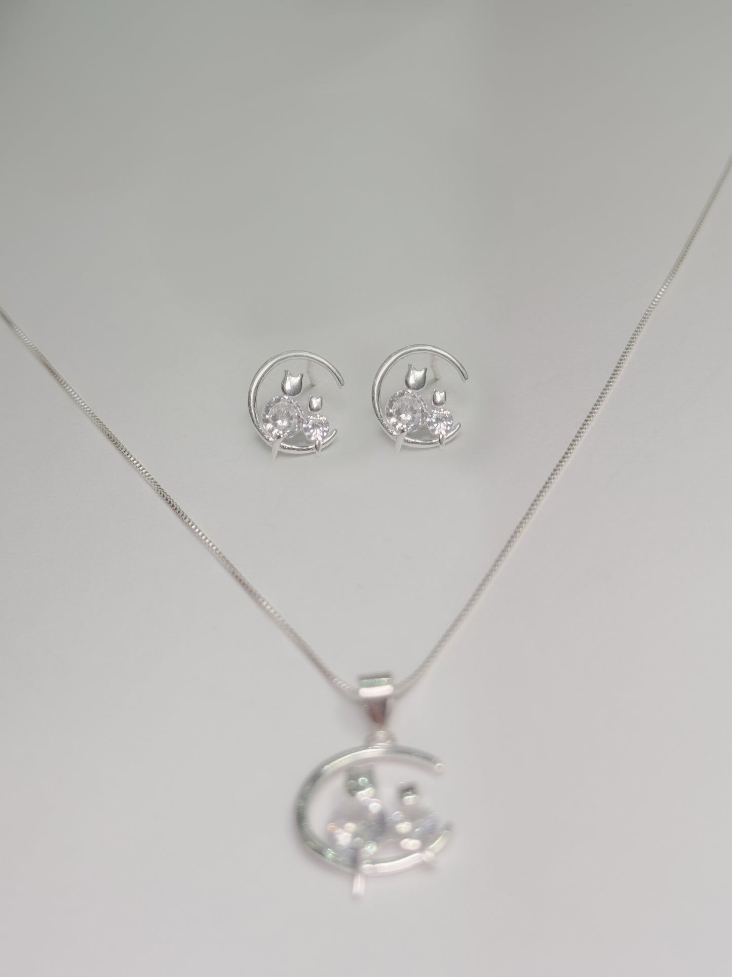 Juego de gatos en luna