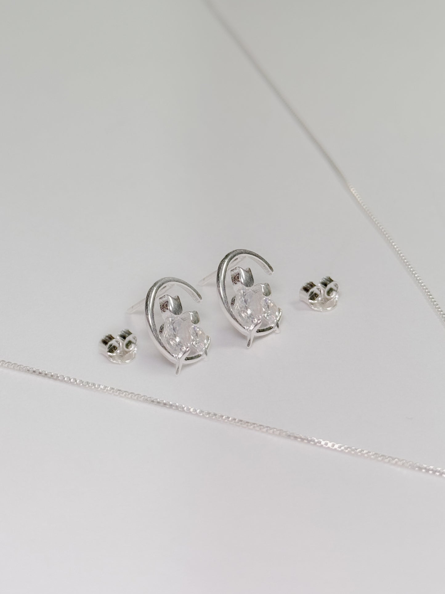 Juego de gatos en luna