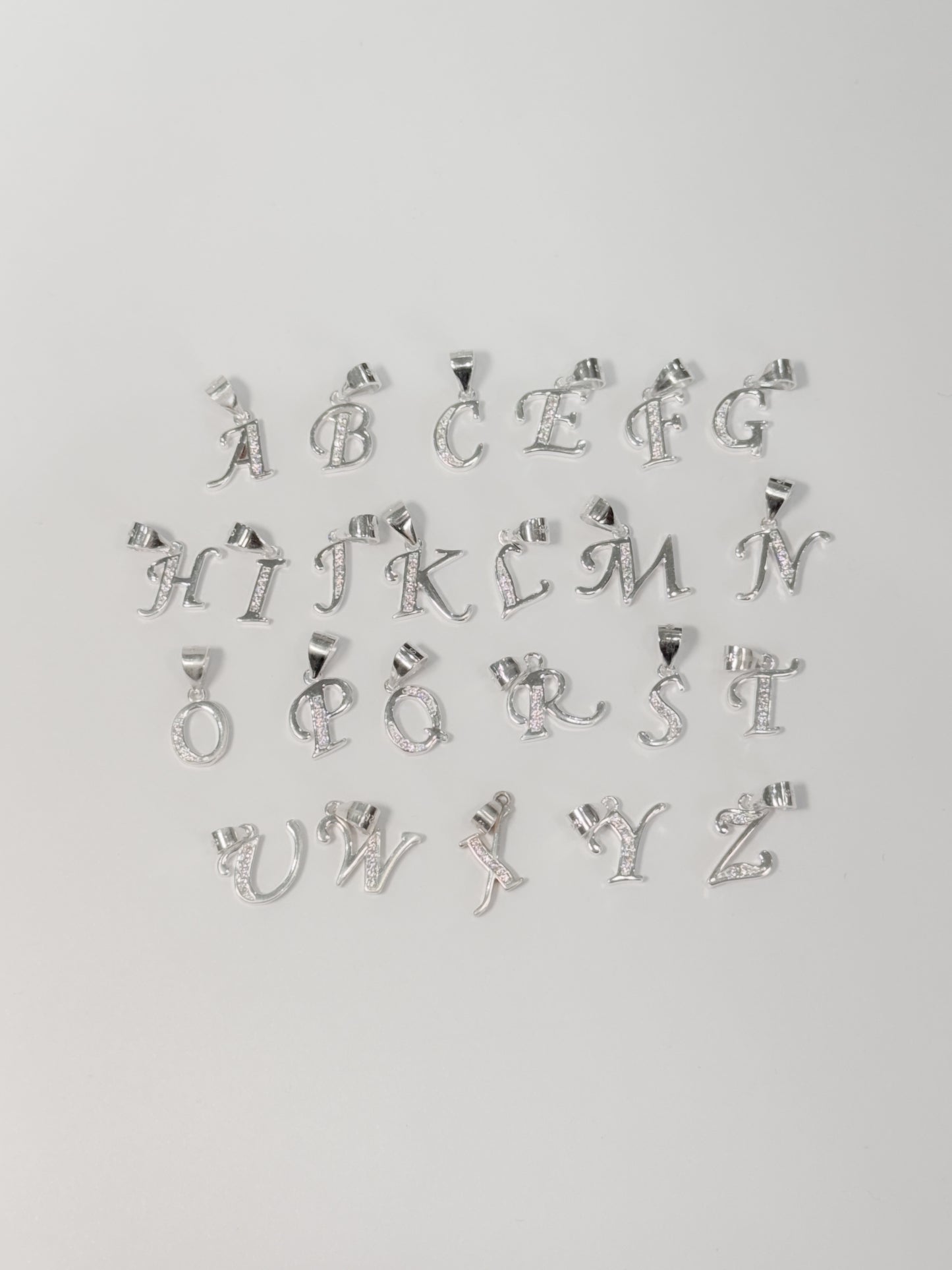 Cadena con inicial con dije colgante