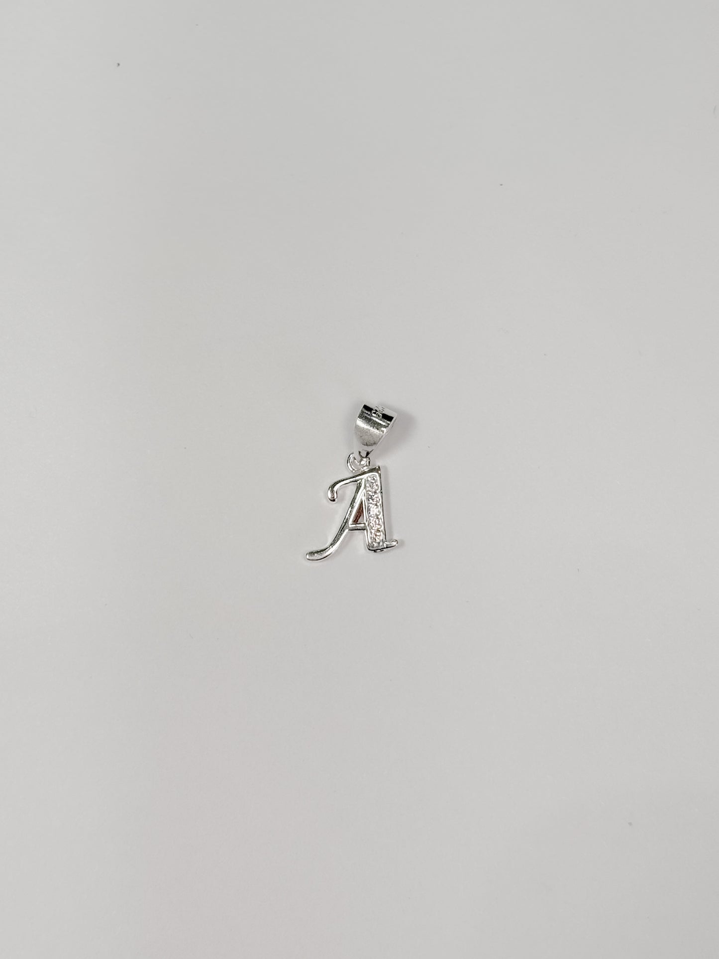 Cadena con inicial con dije colgante