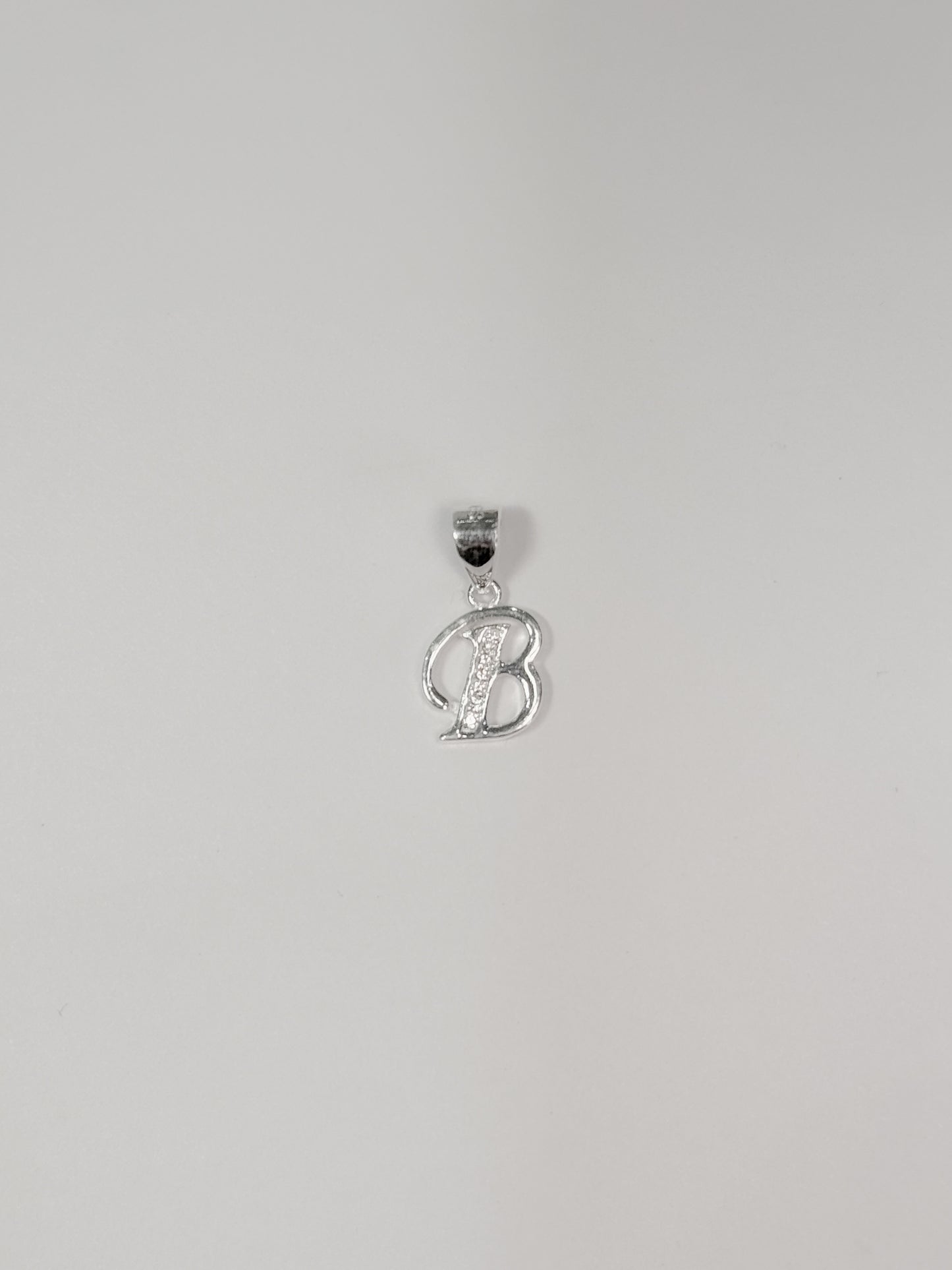 Cadena con inicial con dije colgante