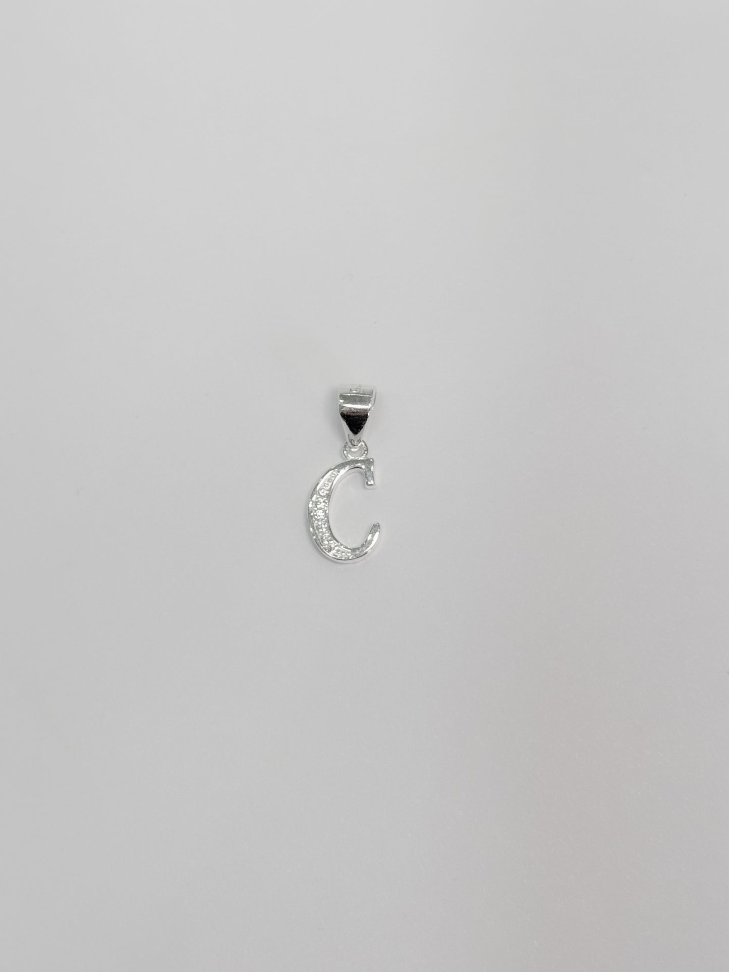 Cadena con inicial con dije colgante