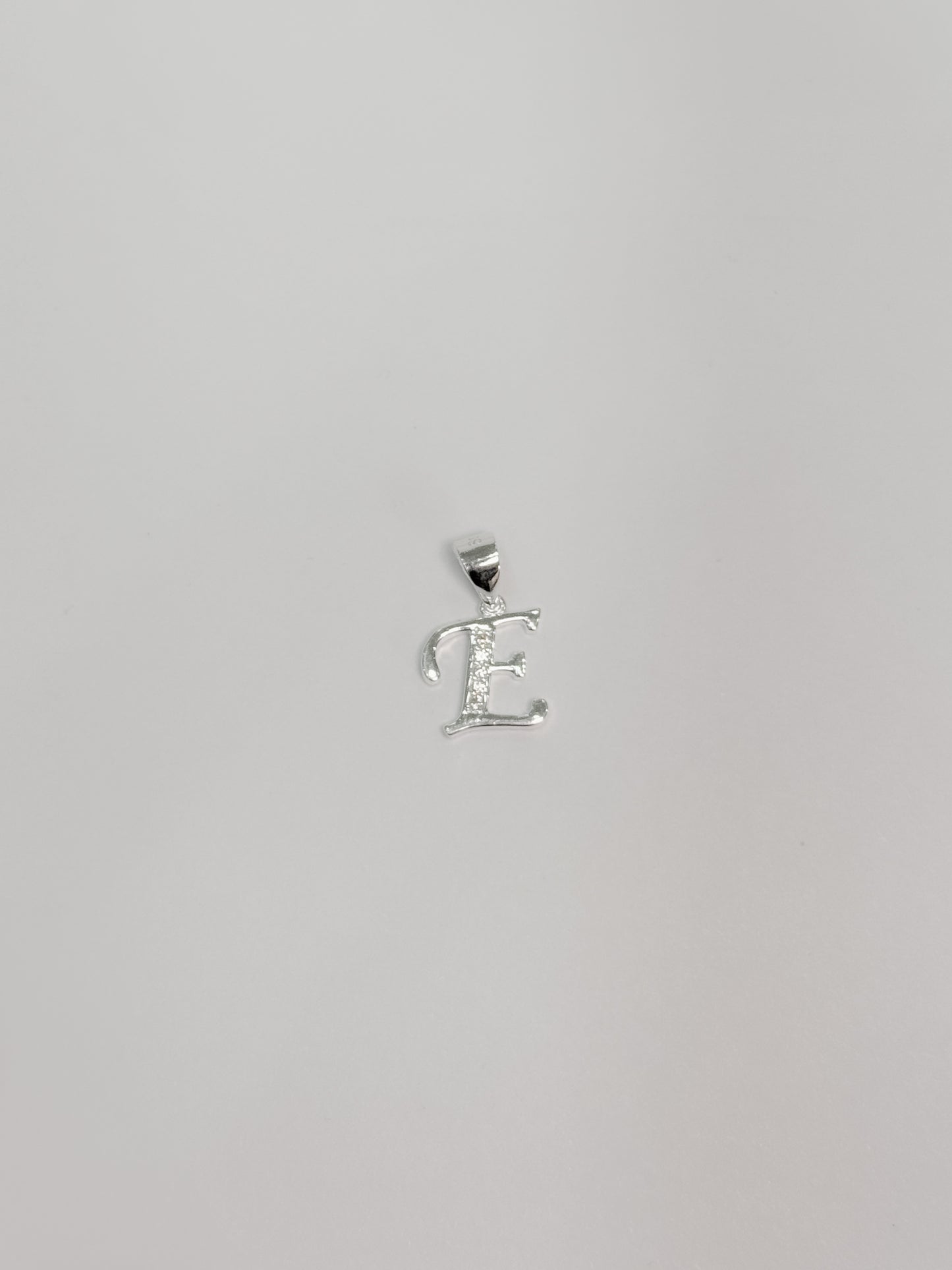 Cadena con inicial con dije colgante