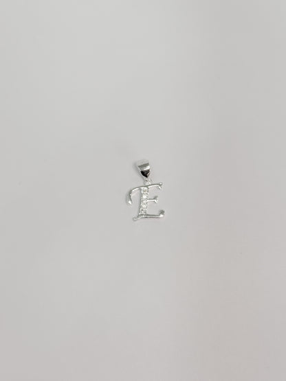 Cadena con inicial con dije colgante