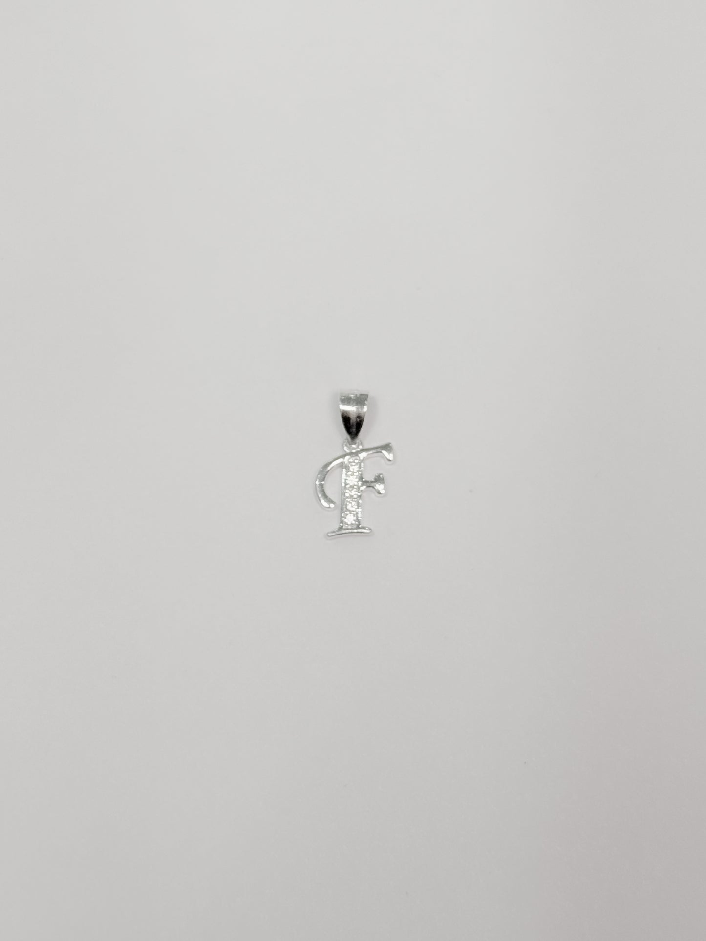 Cadena con inicial con dije colgante