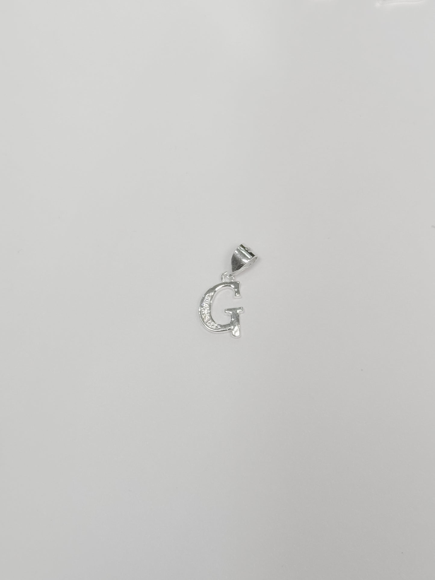 Cadena con inicial con dije colgante