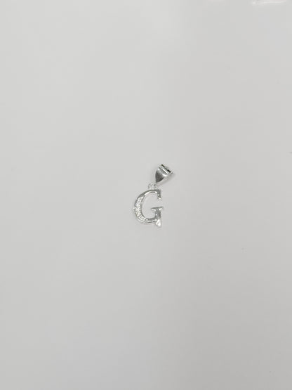 Cadena con inicial con dije colgante