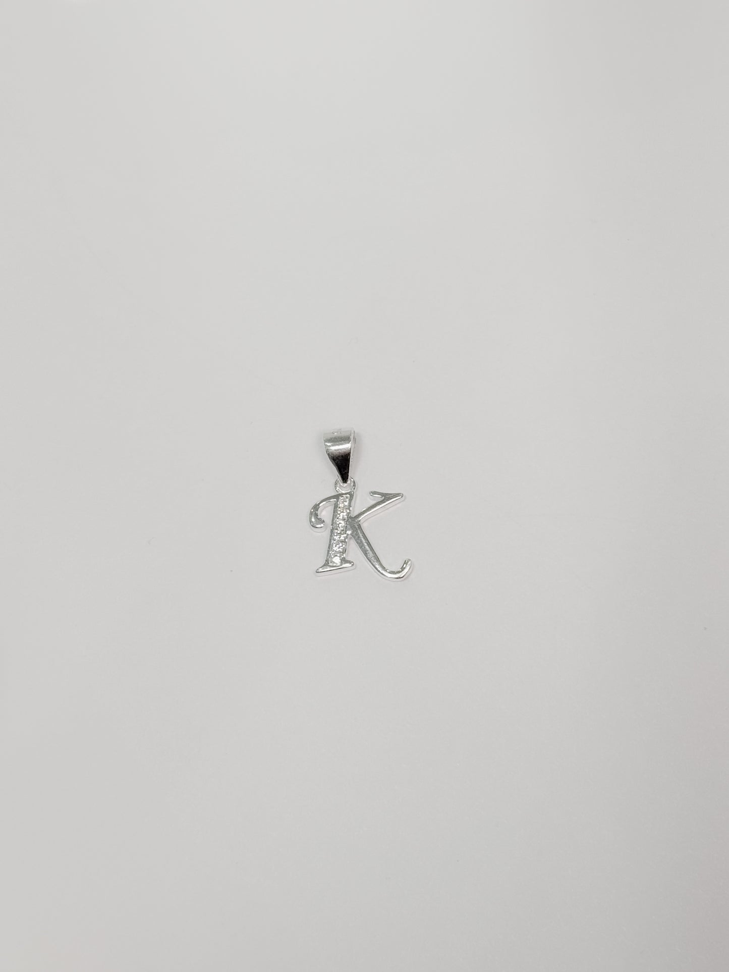 Cadena con inicial con dije colgante