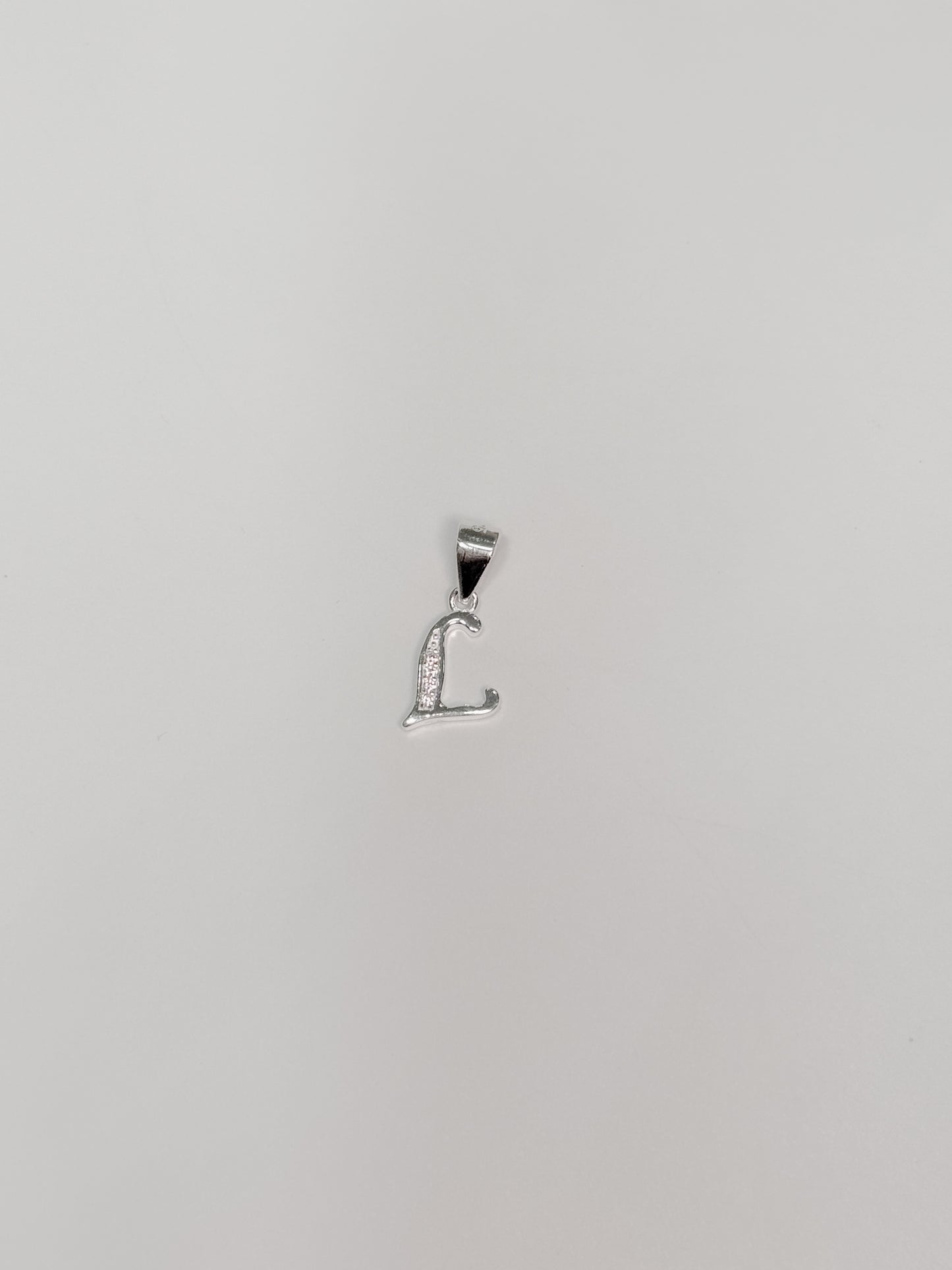 Cadena con inicial con dije colgante