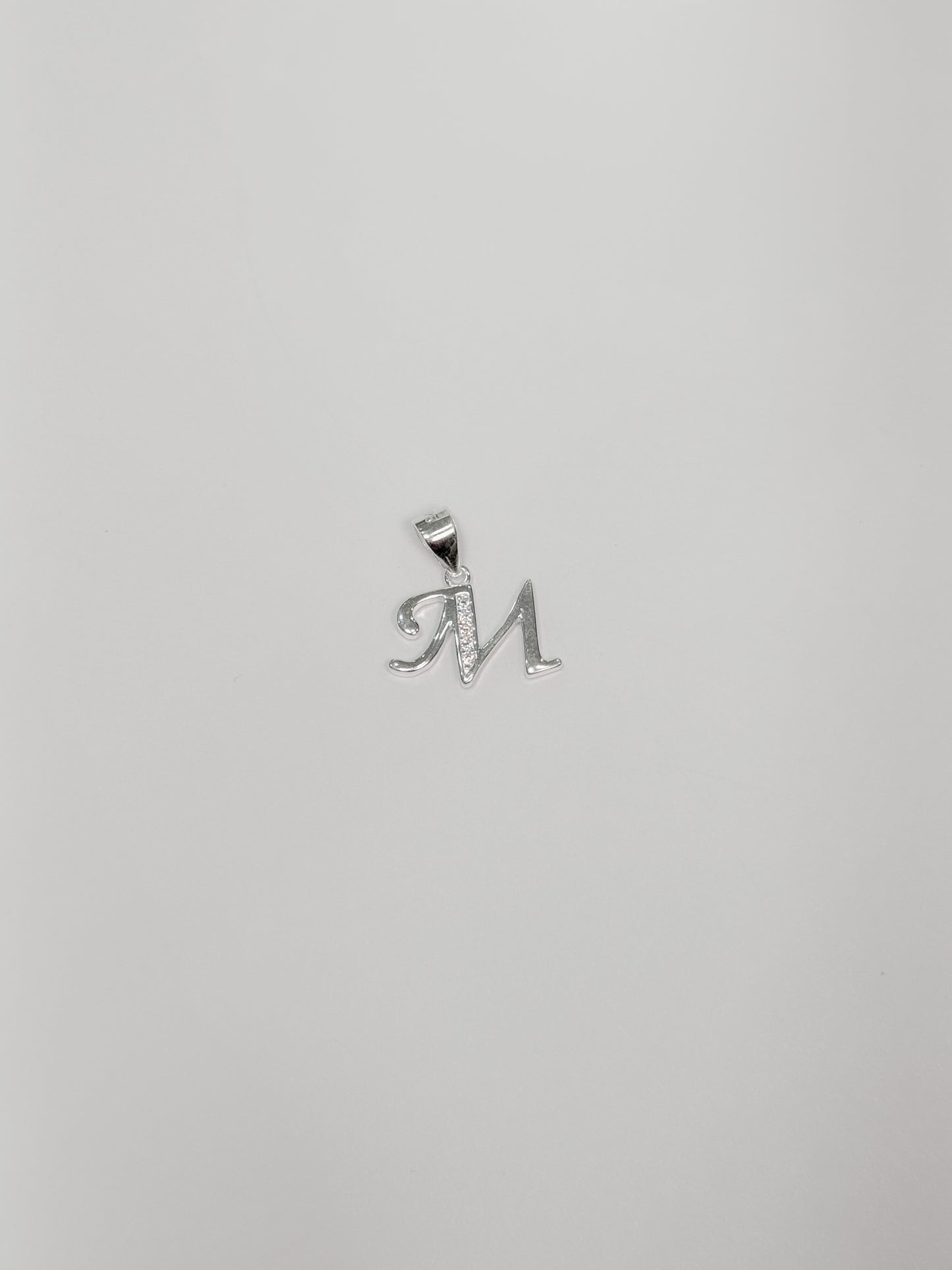 Cadena con inicial con dije colgante