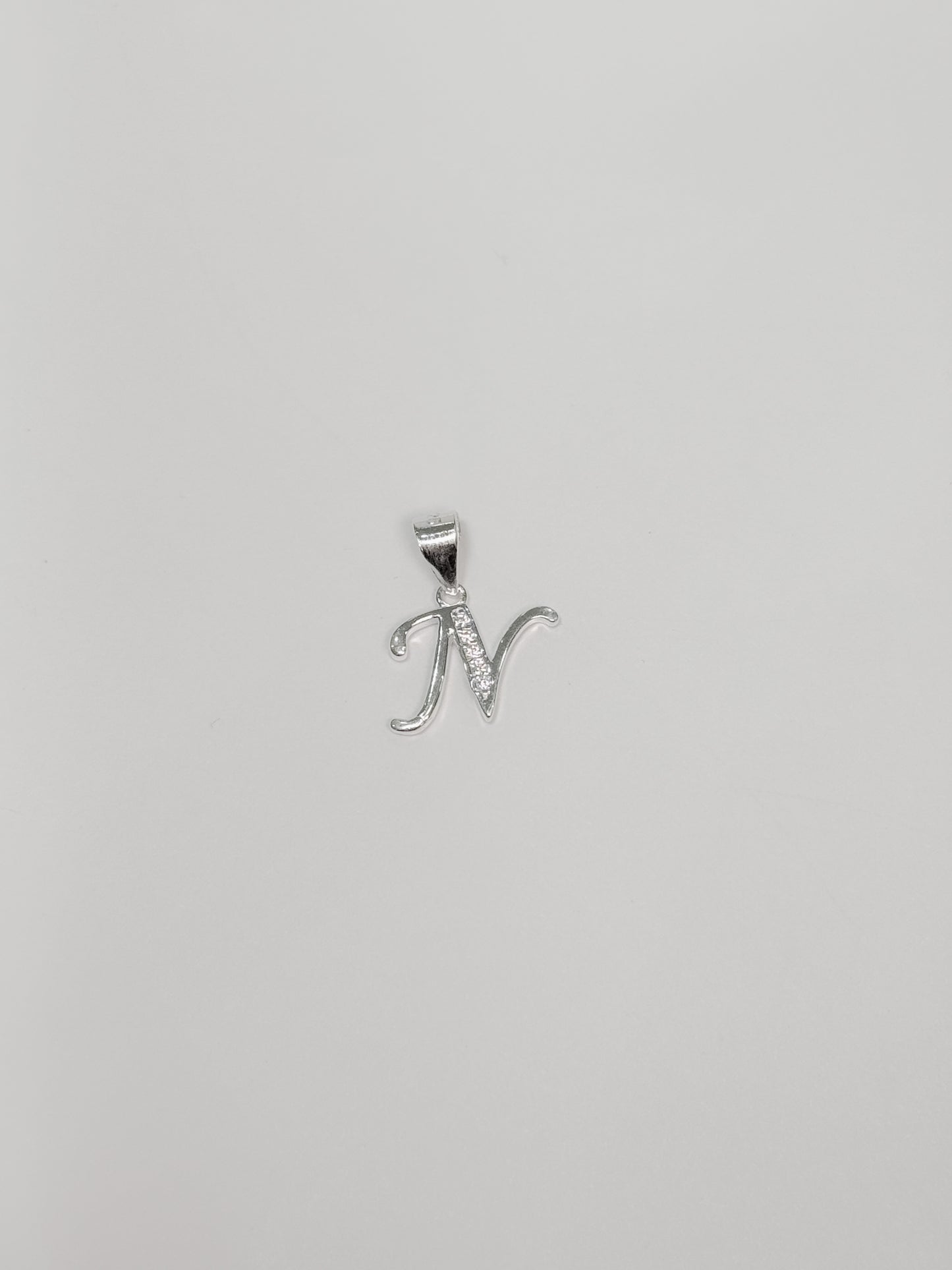 Cadena con inicial con dije colgante