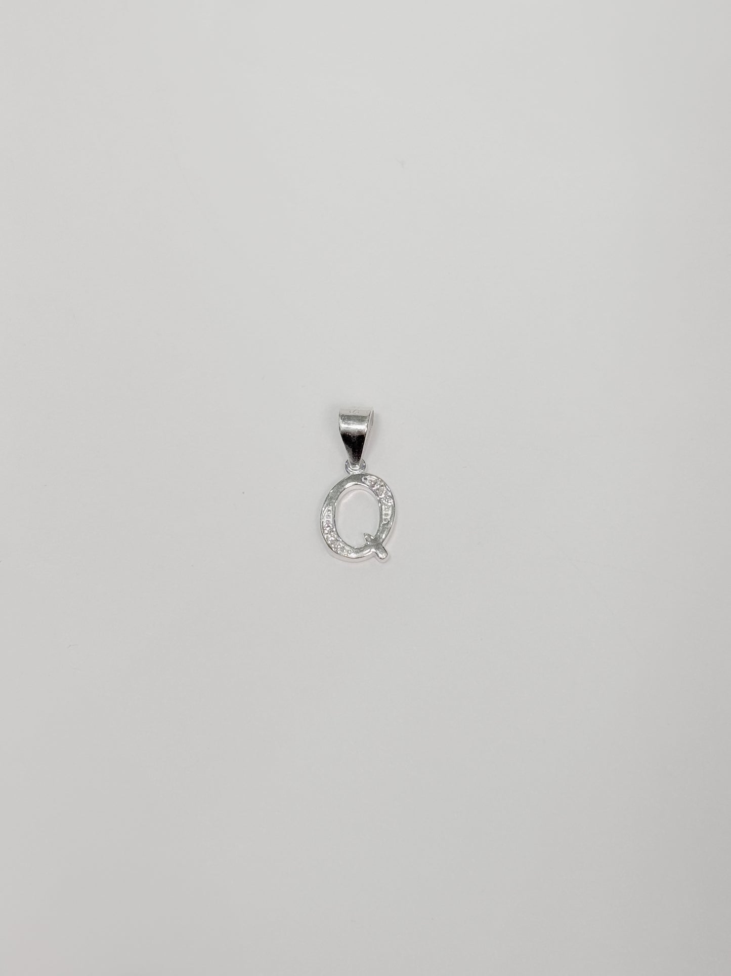 Cadena con inicial con dije colgante