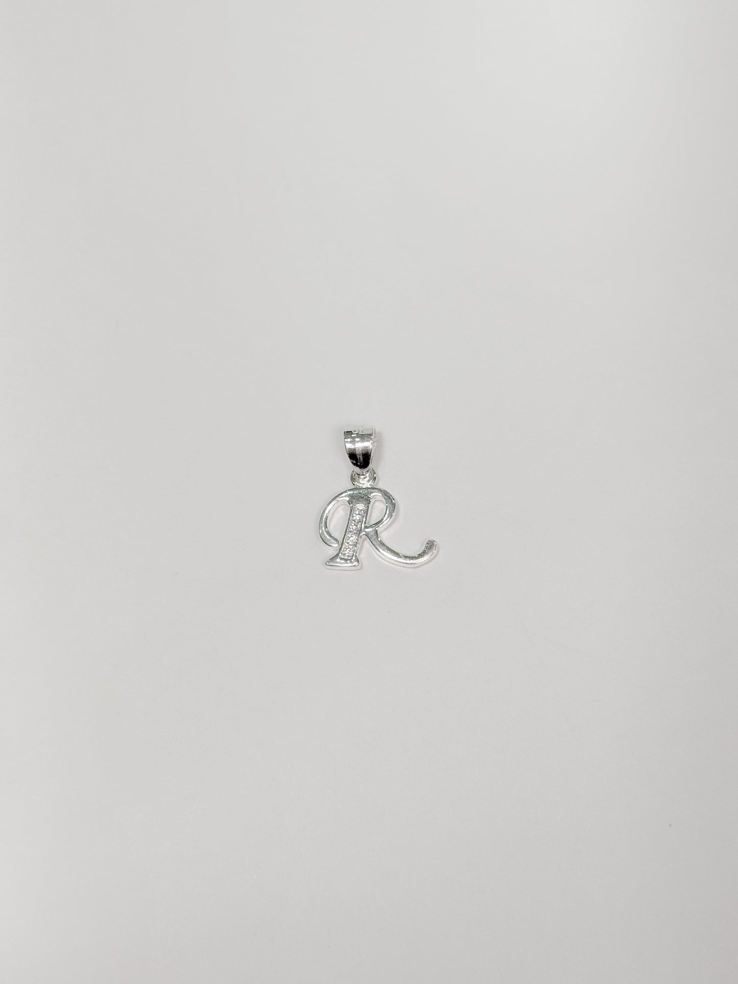 Cadena con inicial con dije colgante
