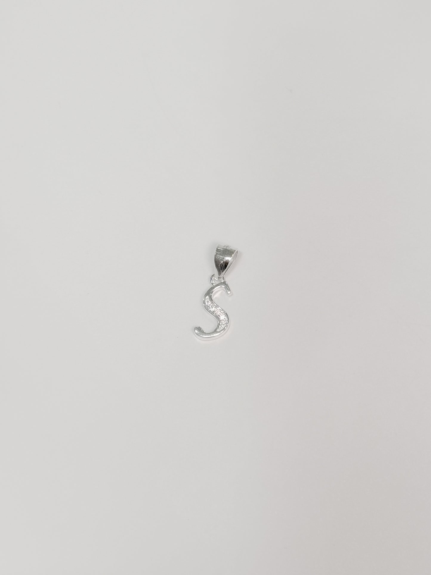 Cadena con inicial con dije colgante