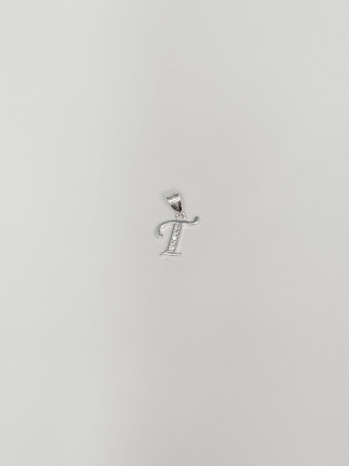 Cadena con inicial con dije colgante