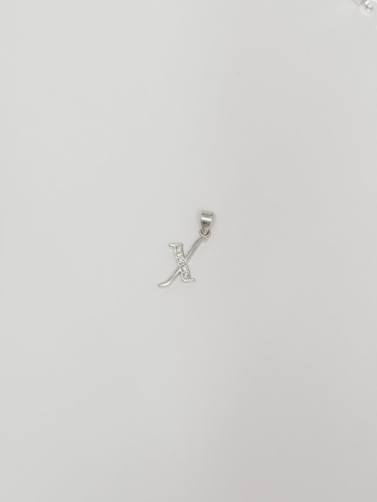 Cadena con inicial con dije colgante