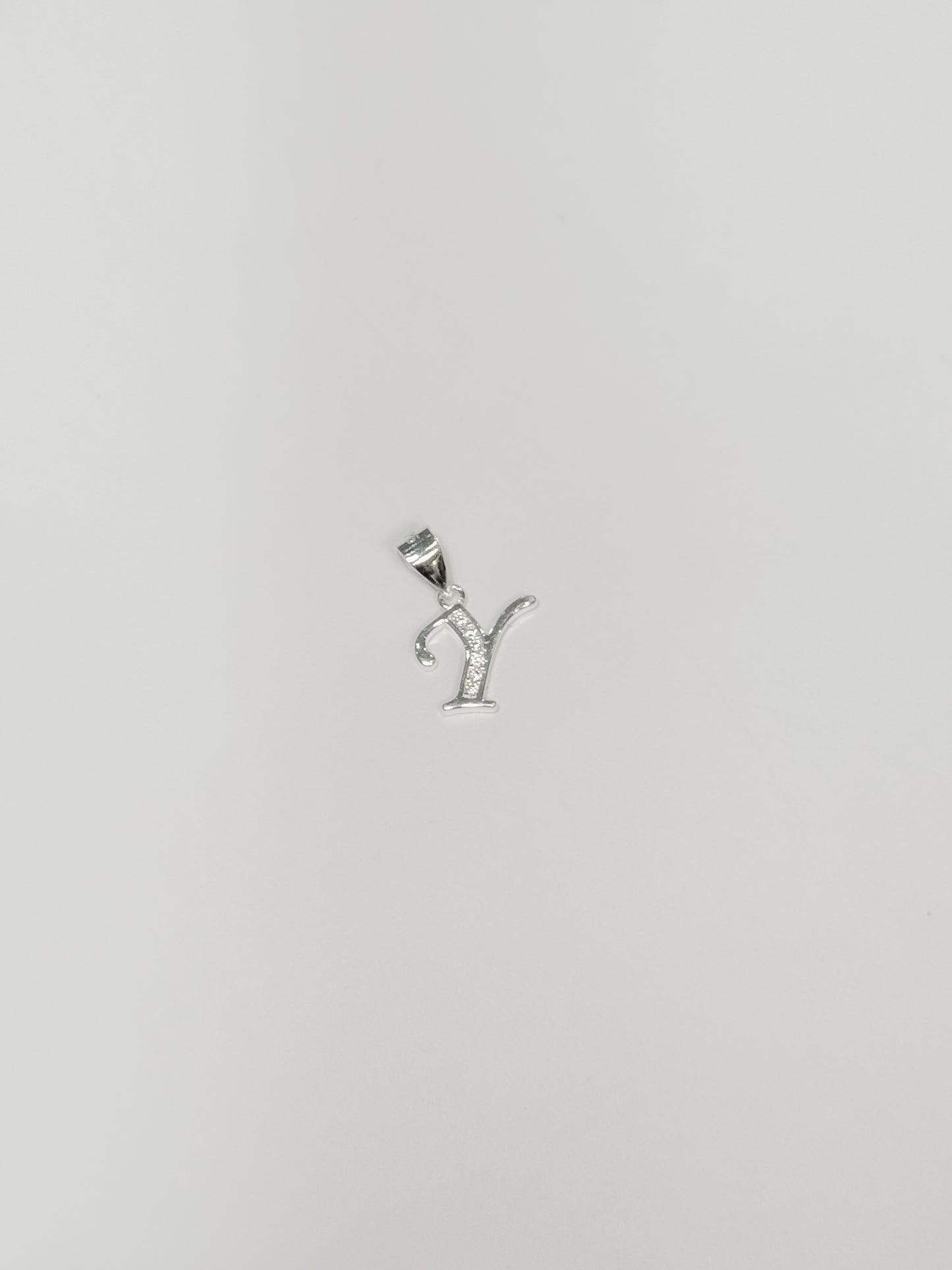 Cadena con inicial con dije colgante