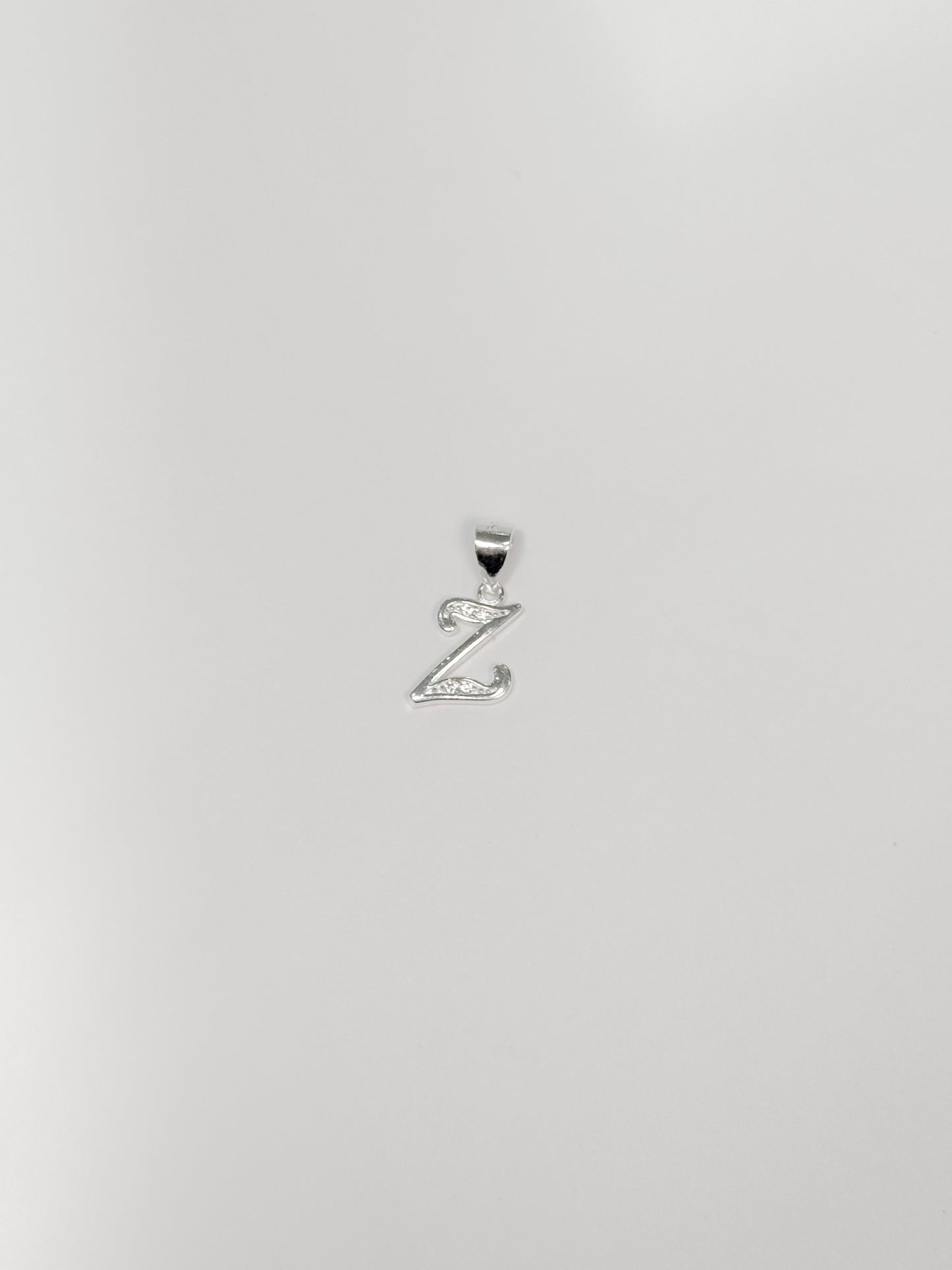 Cadena con inicial con dije colgante