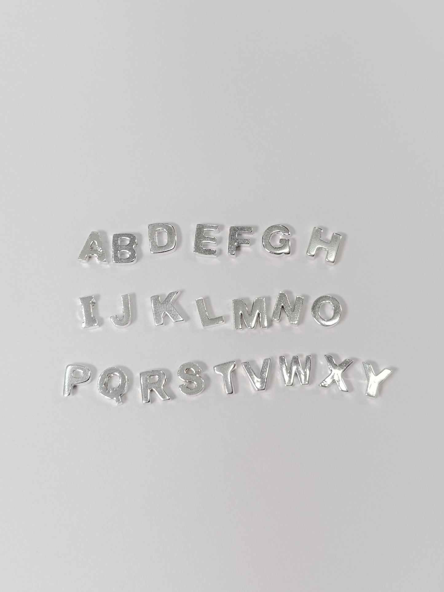 Cadena con inicial con dije pasante