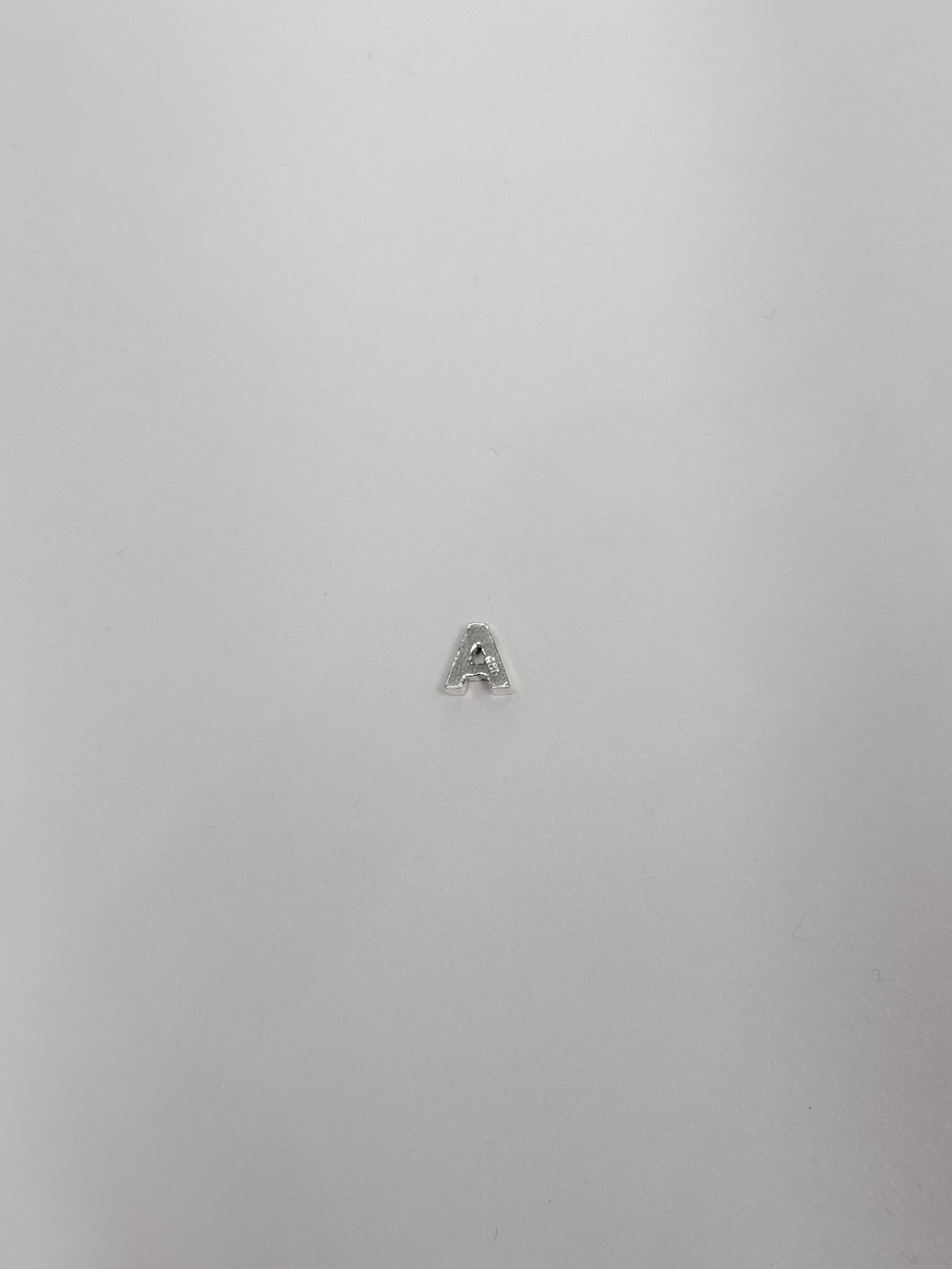 Cadena con inicial con dije pasante