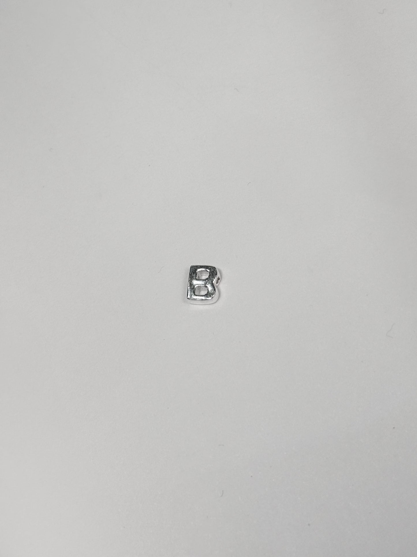 Cadena con inicial con dije pasante