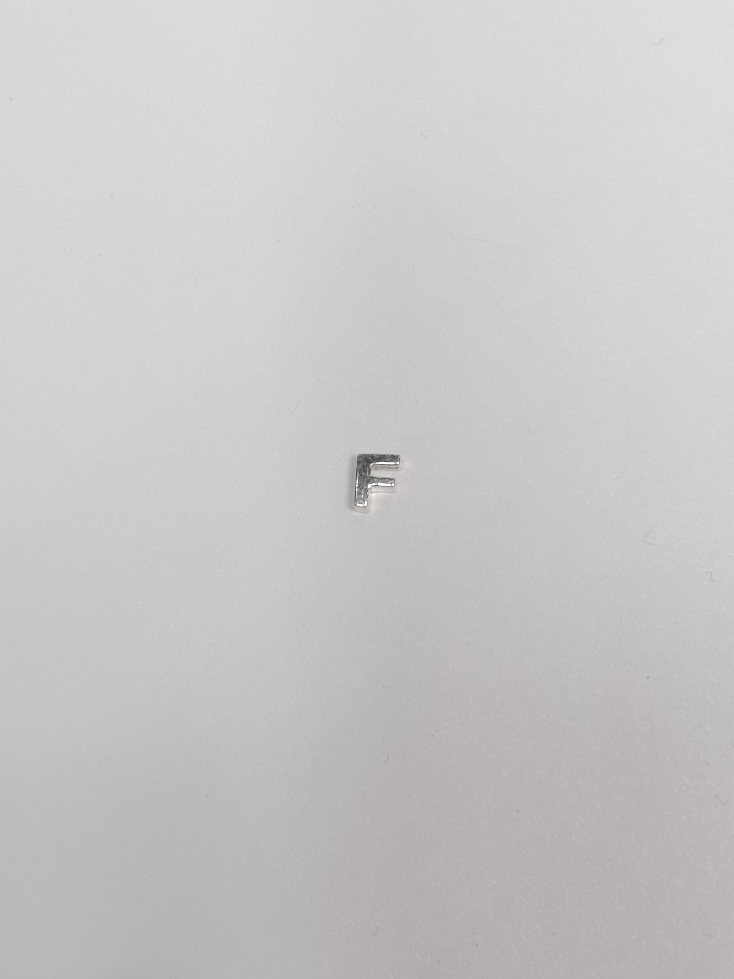 Cadena con inicial con dije pasante